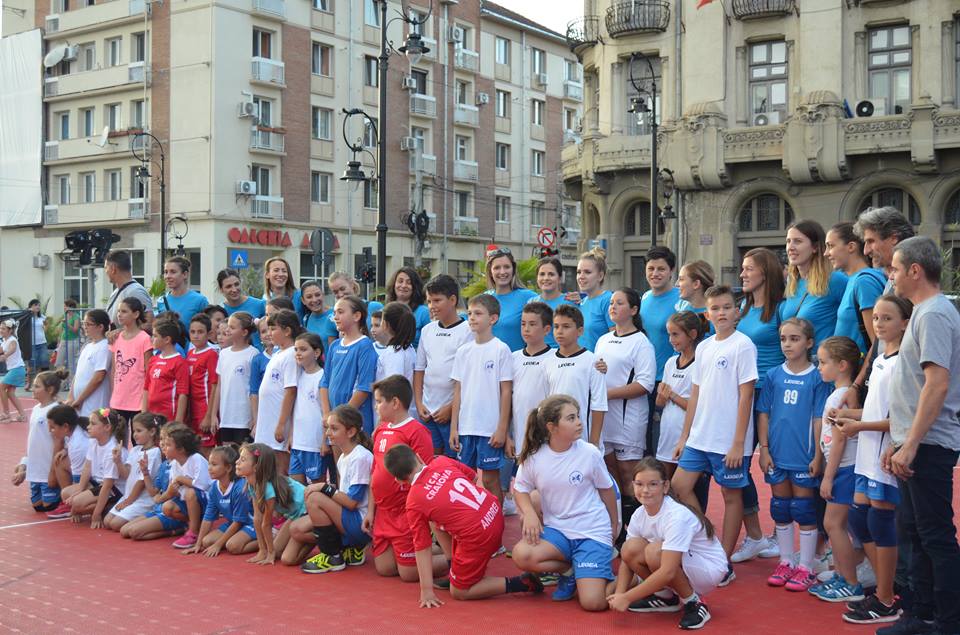 Foto Sportivii De La Secțiile De Handbal și Volei Ale Scm Craiova Au Fost Prezenți La Evenimentul Craiova Sportfest Handbalistele Asaltate De Cei Mici Pentru Poze și Autografe 007sport